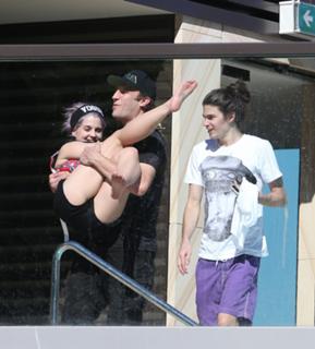 Kelly Osbourne feet photo thumbnail