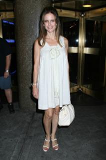 Kelly Preston feet photo thumbnail