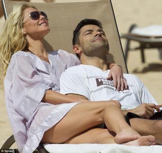 Kelly Ripa feet photo thumbnail