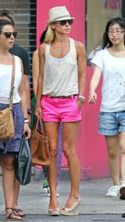 Kelly Ripa feet photo thumbnail