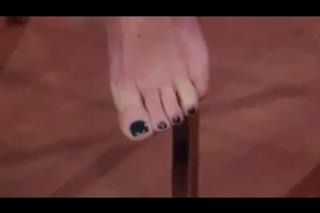 Kelly Ripa feet photo thumbnail