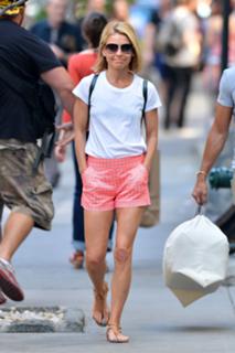 Kelly Ripa feet photo thumbnail