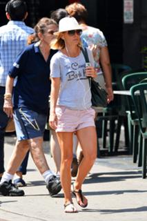Kelly Ripa feet photo thumbnail