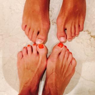 Kelly Ripa feet photo thumbnail