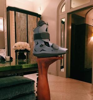 Kelly Ripa feet photo thumbnail