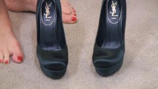 Kelly Ripa feet photo thumbnail