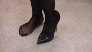 Kelly Ripa feet photo thumbnail