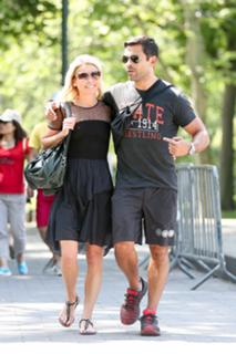 Kelly Ripa feet photo thumbnail