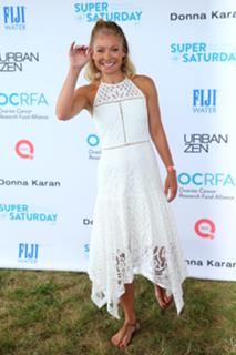 Kelly Ripa feet photo thumbnail