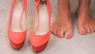 Kelly Ripa feet photo thumbnail