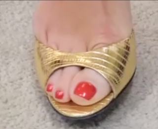 Kelly Ripa feet photo thumbnail