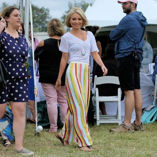Kelly Ripa feet photo thumbnail