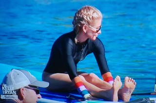 Kelly Ripa feet photo thumbnail