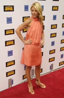Kelly Ripa feet photo thumbnail