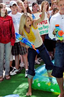 Kelly Ripa feet photo thumbnail