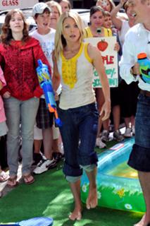 Kelly Ripa feet photo thumbnail