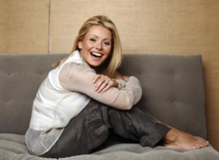 Kelly Ripa feet photo thumbnail