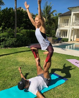 Kelly Ripa feet photo thumbnail