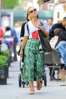 Kelly Ripa feet photo thumbnail