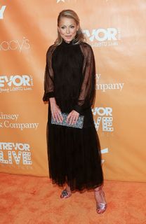 Kelly Ripa feet photo thumbnail