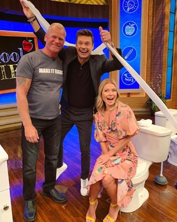 Kelly Ripa feet photo thumbnail