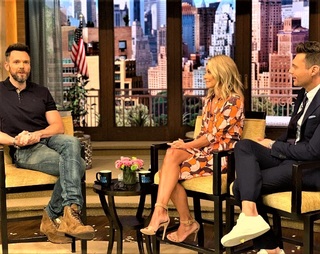 Kelly Ripa feet photo thumbnail