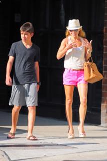 Kelly Ripa feet photo thumbnail