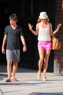 Kelly Ripa feet photo thumbnail