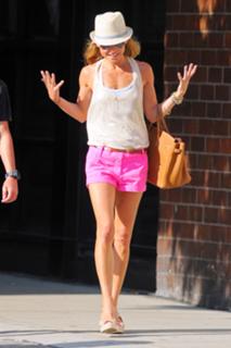 Kelly Ripa feet photo thumbnail