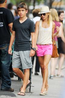 Kelly Ripa feet photo thumbnail