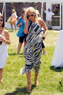 Kelly Ripa feet photo thumbnail