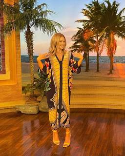 Kelly Ripa feet photo thumbnail