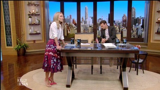 Kelly Ripa feet photo thumbnail