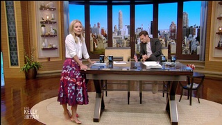 Kelly Ripa feet photo thumbnail