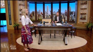 Kelly Ripa feet photo thumbnail