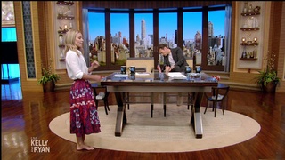 Kelly Ripa feet photo thumbnail