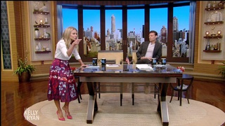 Kelly Ripa feet photo thumbnail
