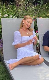 Kelly Ripa feet photo thumbnail