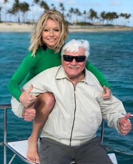Kelly Ripa feet photo thumbnail