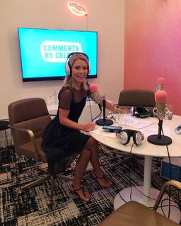 Kelly Ripa feet photo thumbnail