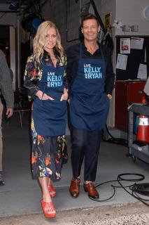Kelly Ripa feet photo thumbnail