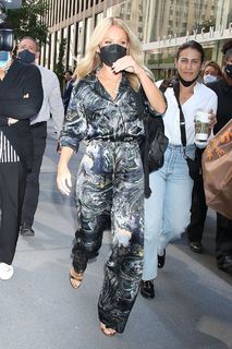 Kelly Ripa feet photo thumbnail