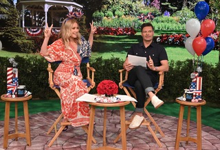 Kelly Ripa feet photo thumbnail