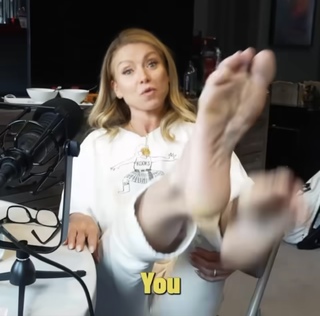 Kelly Ripa feet photo thumbnail