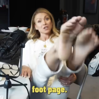Kelly Ripa feet photo thumbnail