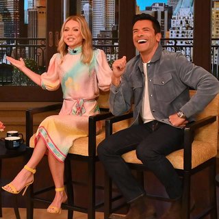 Kelly Ripa feet photo thumbnail