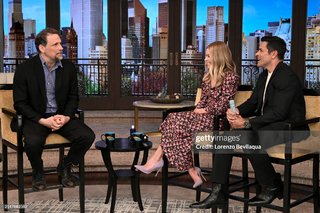 Kelly Ripa feet photo thumbnail