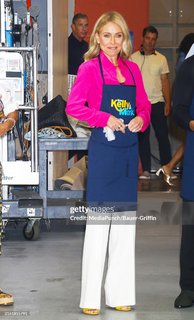 Kelly Ripa feet photo thumbnail