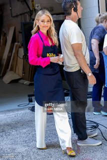 Kelly Ripa feet photo thumbnail