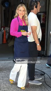 Kelly Ripa feet photo thumbnail
